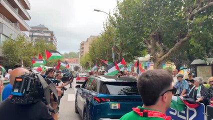 manifestación pro Palestina en la salida de Laredo en la etapa 12 de La Vuelta