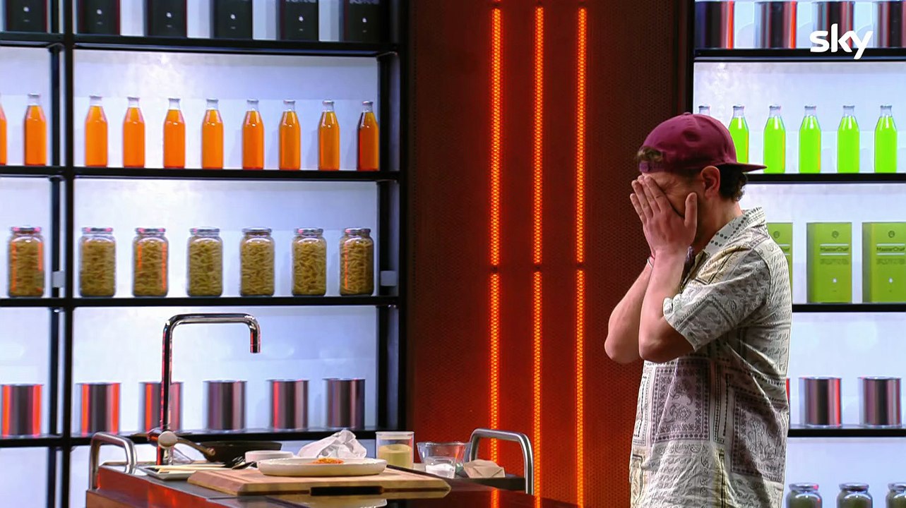 Riapre la cucina di MasterChef e Antonino Cannavacciuolo diventa «meglio di Manzoni»