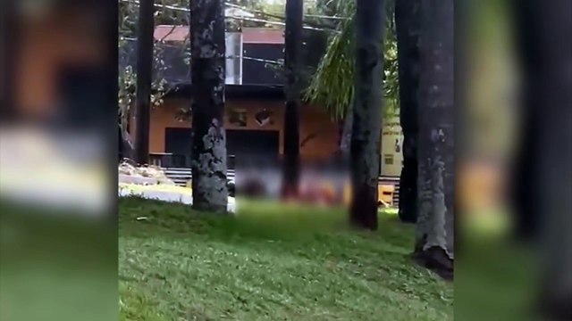 População se revolta com moradores de rua que transformam praça pública em motel