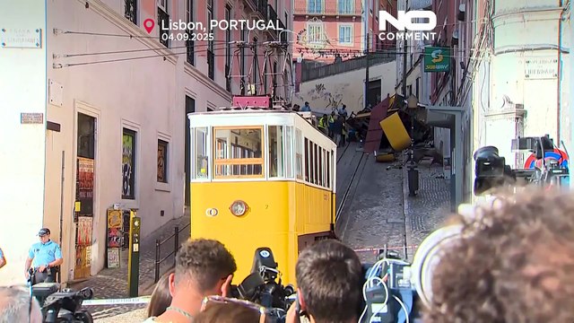 Gli investigatori esaminano i rottami della funicolare di Lisbona dopo l'incidente mortale