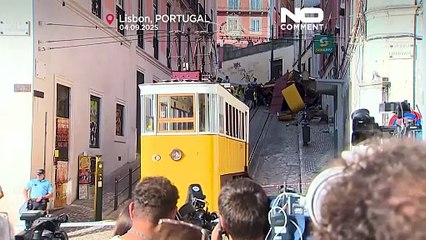 Los restos del funicular de Lisboa son examinados tras el mortal accidente