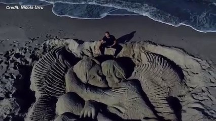 Giulia Cecchettin, una grande scultura di sabbia per ricordarla sulla spiaggia sassarese