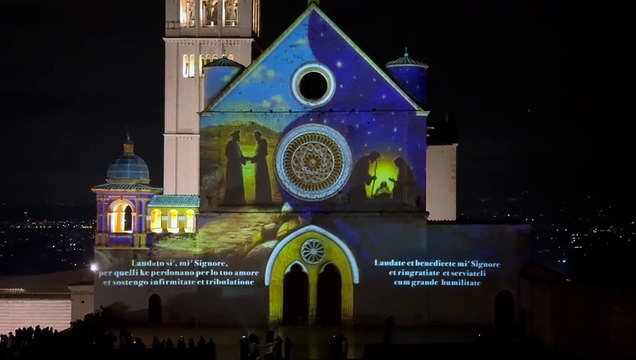 Luci di Natale ad Assisi: albero e video proiezione celebrano il Cantico delle creature