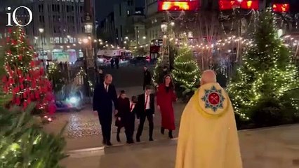 Kate Middleton, cappotto rosso e gonna tartan: il look perfetto per il concerto di Natale