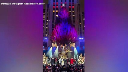 New York accende il Natale: spettacolo di luci al Rockefeller Center con l'albero del 2024