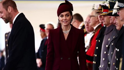Kate Middleton, cappotto burgundy e perle: eleganza e simbolismo reale per l'emiro del Qatar