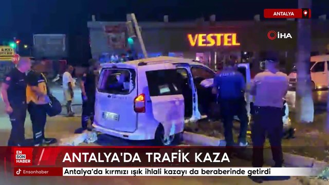 Antalya'da kırmızı ışık ihlali kazayı da beraberinde getirdi