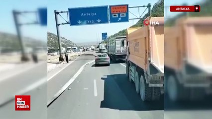 Antalya'da tır devrildi, ortalık savaş alanına döndü