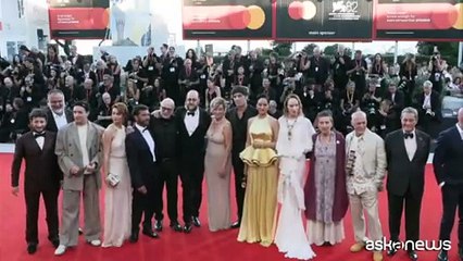 Sul red carpet di Venezia 2025 Valeria Bruni Tedeschi con mamma Marisa e Jason Momoa in rosa