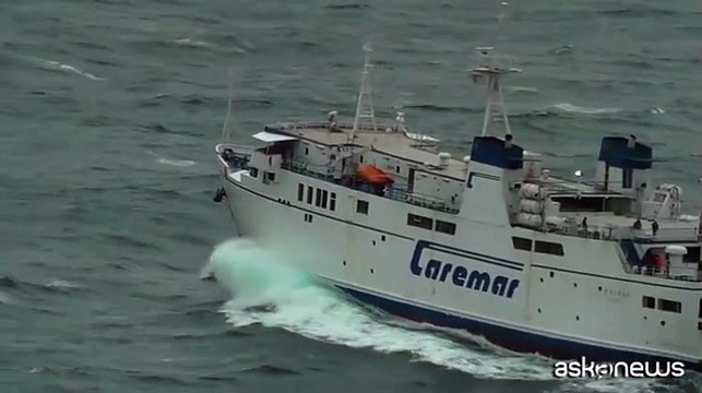Tempesta sul golfo di Napoli: Capri colpita da una mareggiata