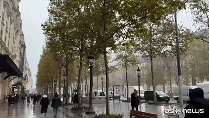 Lo spettacolo della prima neve a Parigi. E in Normandia gli scorci sono suggestivi