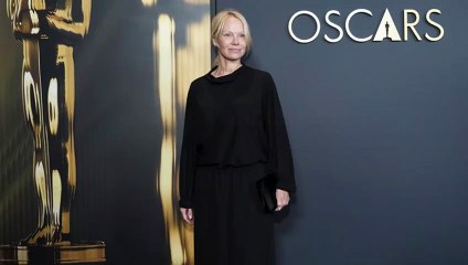 Pamela Anderson sfida il glamour di Hollywood: tunica nera e zero trucco ai Governors Awards