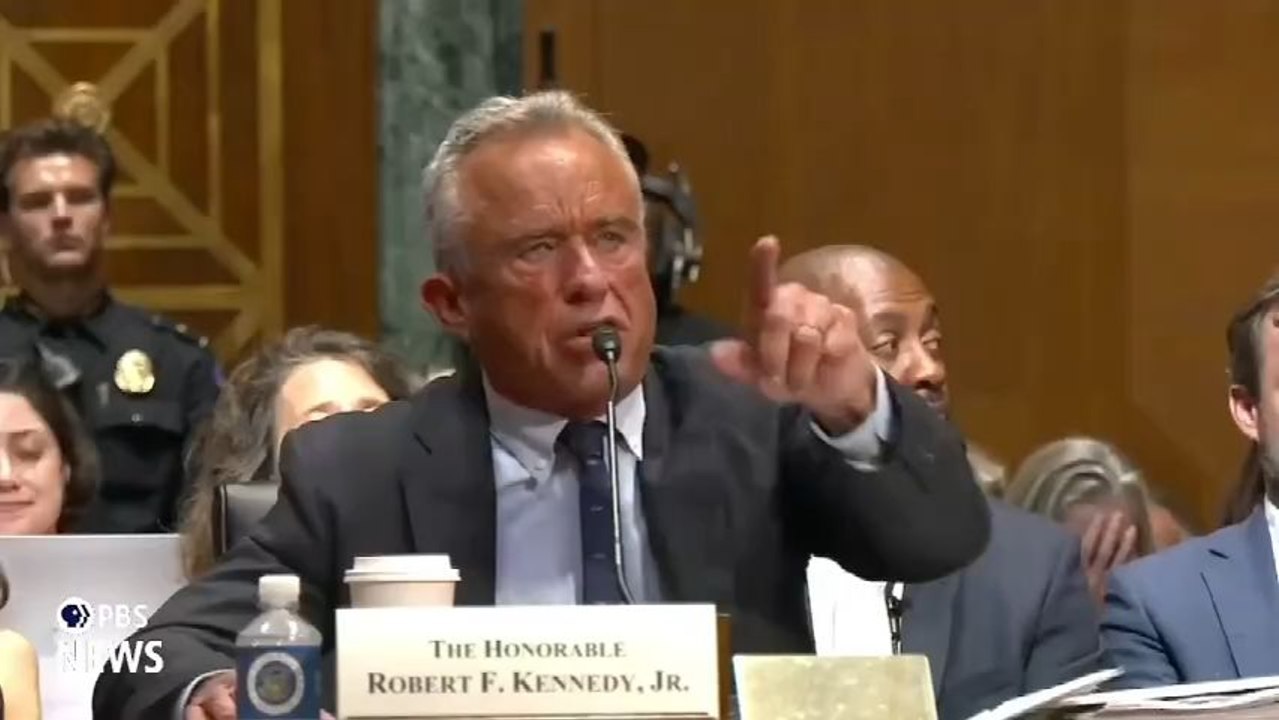 Holy Sh * t! Un match de cris éclate, RFK Jr. ne retient rien. "Tu dis, sénateur, que le vaccin contre l'ARNm n'a jamais été associé à la myocardite ou à la péricardite chez les adolescents? Est-ce ce que tu essaies de nous dire ?!" "Vous échappez