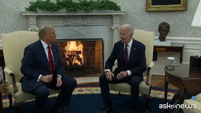 Trump e Biden alla Casa Bianca, la stretta di mano davanti al camino