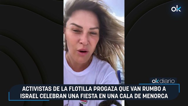Activistas de la flotilla proGaza que van rumbo a Israel celebran una fiesta en una cala de Menorca