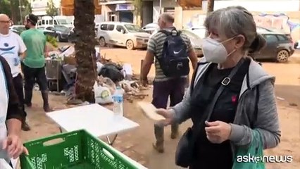 Il "ristoratore missionario" che porta pasti agli sfollati: la storia di Giuseppe a Valencia