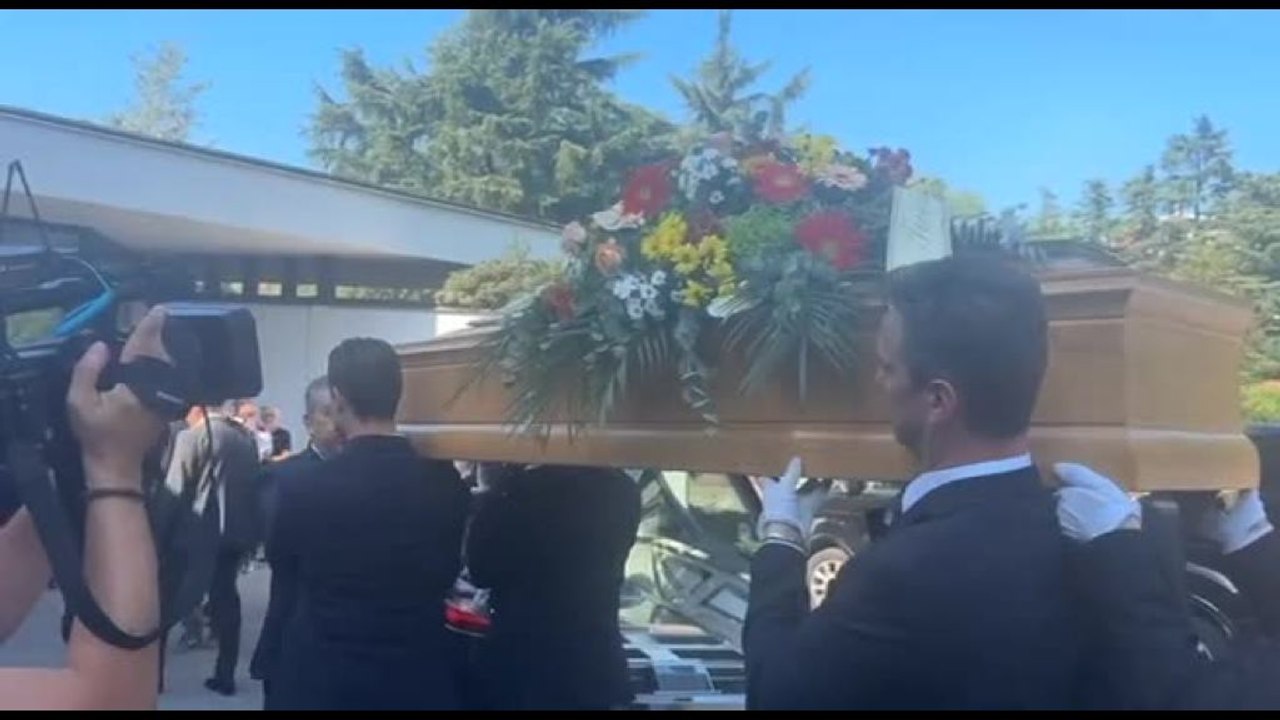 A Segrate i funerali di Emilio Fede, l'arrivo del feretro