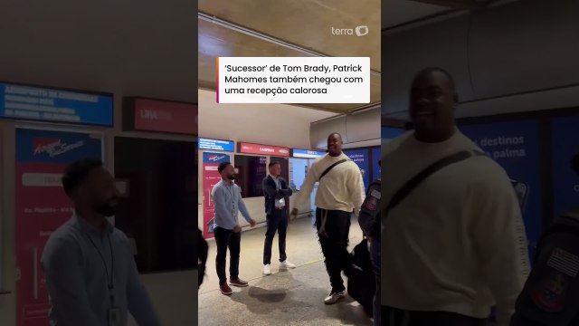 Mahomes e Kelce: Estrelas da NFL chegam ao Brasil aos gritos dos fãs no aeroporto de Guarulhos