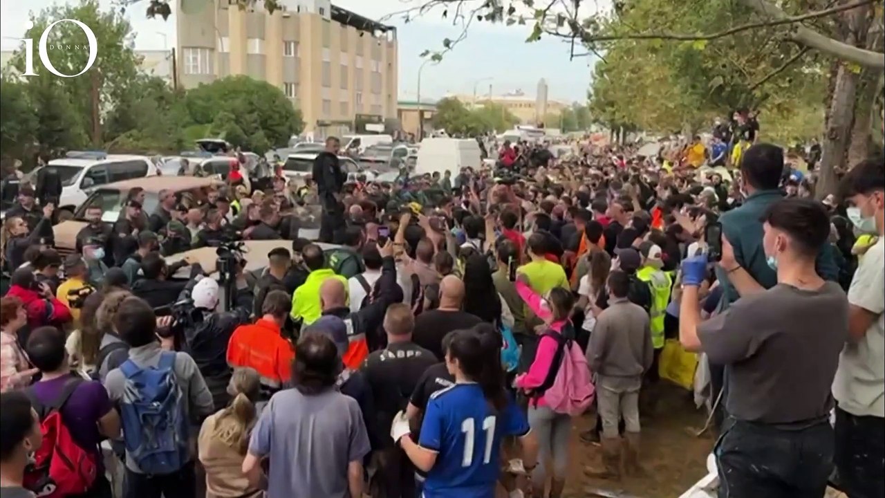 Valencia "accoglie" Felipe e Letizia di Spagna con lanci di fango e insulti: la regina scoppia in lacrime