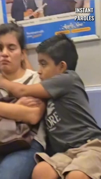 Ce petit garçon prend soin de sa maman pendant son sommeil dans le métro