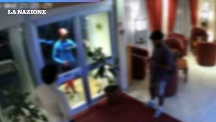 Firenze, dà in escandescenze e assedia un hotel: danni e paura