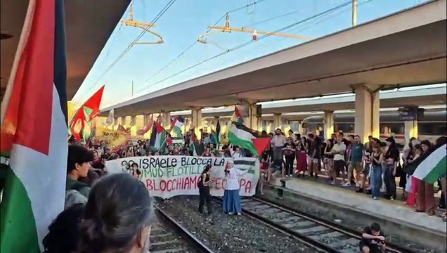 Pisa, stazione bloccata e treni fermi: la manifestazione per Gaza blocca lo scalo