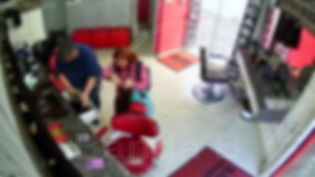 Nem o cabelo escapou do crime: adolescente é flagrada furtando mechas em loja no Centro de Curitiba; vídeo
