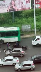 Acidente envolvendo quatro veículos causa engarrafamento em avenida movimentada de Salvador