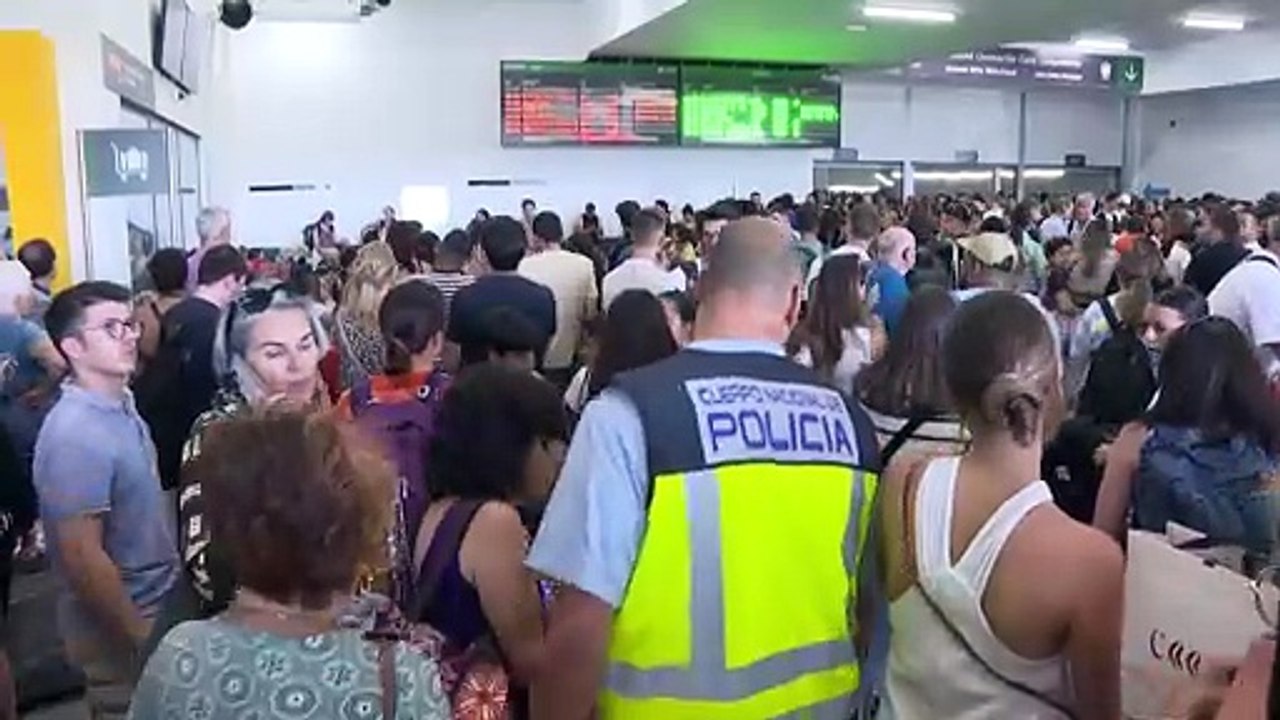 Paradas y retrasos en los trenes tras una caída de los servidores informáticos de Adif