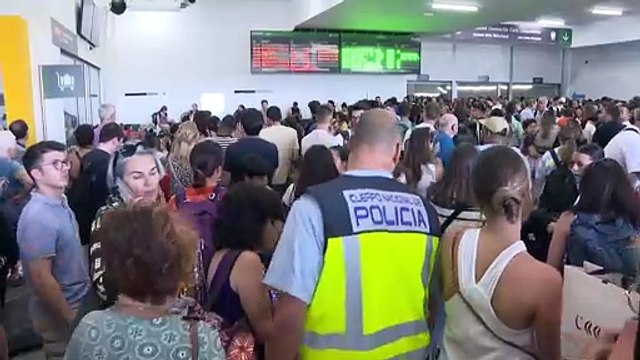 Paradas y retrasos en los trenes tras una caída de los servidores informáticos de Adif