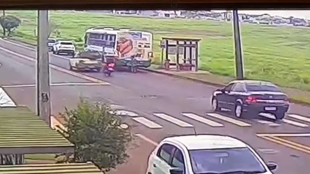 Câmera mostra motociclista sendo prensado por veículos na Avenida das Pombas