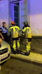 Bomberos y Policía Local entran a rescatar a los perros encerrados en una casa okupada en Santa Cruz