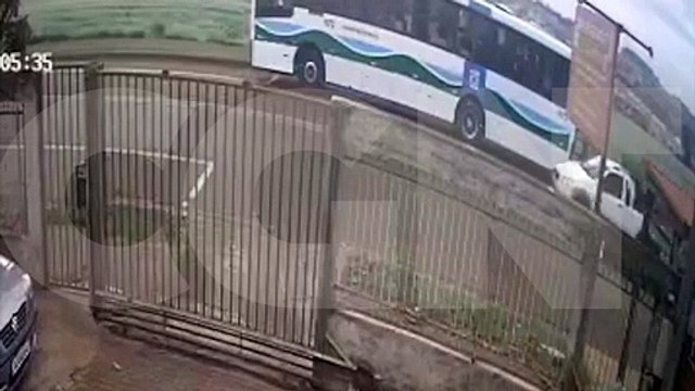 Imagens fortes: veja momento em que motociclista é esmagado em acidente na Avenida das Pombas