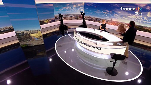 VOICI Artus invité sur le 20 Heures de Léa Salamé, il ne résiste pas à la taquiner