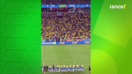 Torcida canta o hino nacional antes de Brasil x Chile no Maracanã