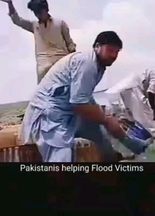 Pakistanis 🇵🇰 Helping Flood Victims with drinks throwing in water✌🏻