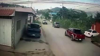Conductor pierde el control de su carro e impacta contra otro vehículo en Danlí