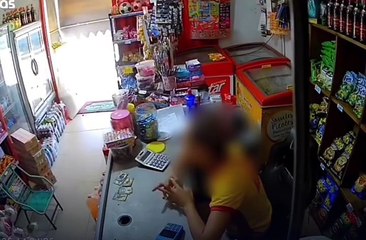 VÍDEO: Mulher dá chinelada na cara de atendente após filho comprar escondido