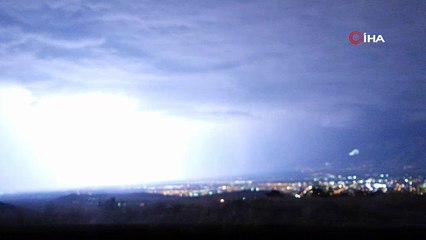 Erzincan’da geceyi aydınlatan şimşek ve yıldırımlar kamerada