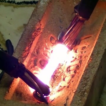 Un courant de 5000 Volt circule dans une clé à molette... Incroyable