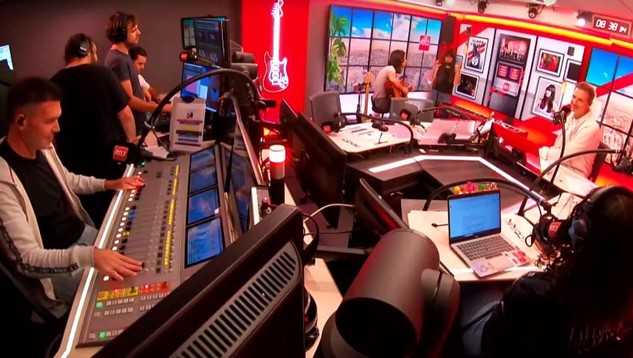 LIVE - Clara Luciani interprète "Le Reste" en acoustique dans Le Double Expresso RTL2 (05/09/25)
