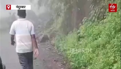 तोरणमाळ रस्त्यावर दरड कोसळल्याने वाहतूक बंद