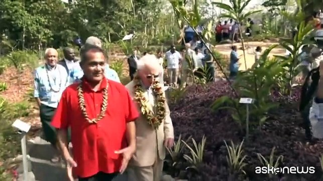 Re Carlo a Samoa visita il giardino botanico e pianta un albero