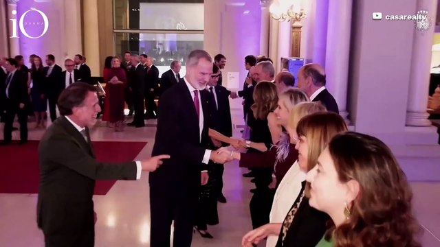 Letizia di Spagna si supera: l'abito nero con dettagli argentati è tra i più belli dell'anno