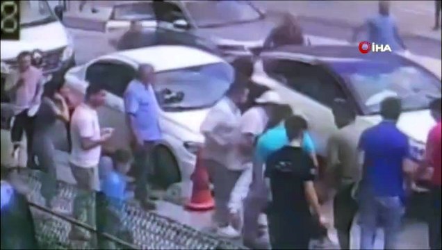 Trafikte inanılmaz anlar: Sinirlerine hakim olamadı motosikletliye çarptı