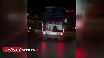 Kamyonetin arka kapağı açık olan kasasında tehlikeli yolculuk kamerada