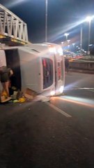 Carreta bate em carro, tomba, deixa mulher ferida e trânsito caótico na Avenida Brasil