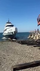 L’impressionnant naufrage d’un yacht de luxe 15 minutes après son inauguration