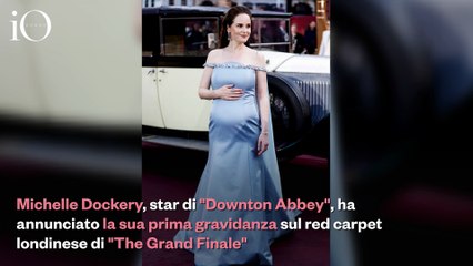 Lady Mary Crawley è incinta! Michelle Dockery annuncia la dolce attesa in un abito azzurro polvere firmato Prada