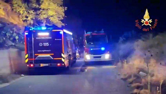 Sellia, vasto incendio minaccia le abitazioni: vigili del fuoco in azione fino a notte fonda